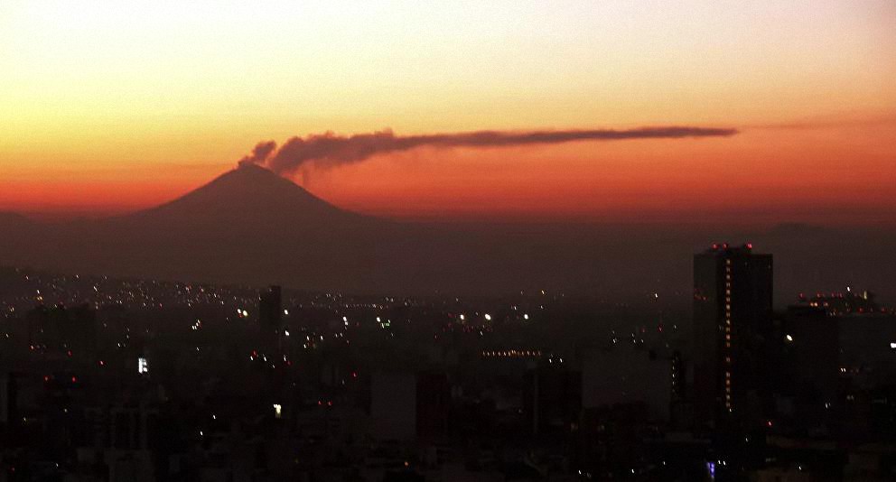 El volcán mexicano Popocatépetl registra 3 explosiones con expulsión de lava