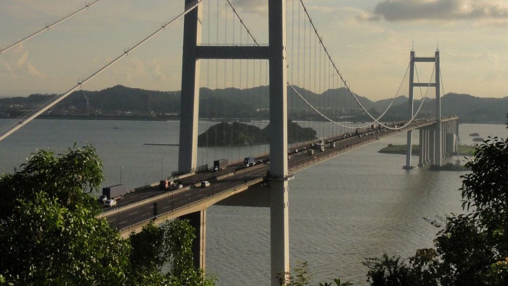 El viento hace ondular un puente de más de 3.600 metros en China