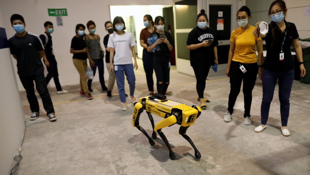 Un robot de cuatro patas ayuda a mantener el distanciamiento social en Singapur