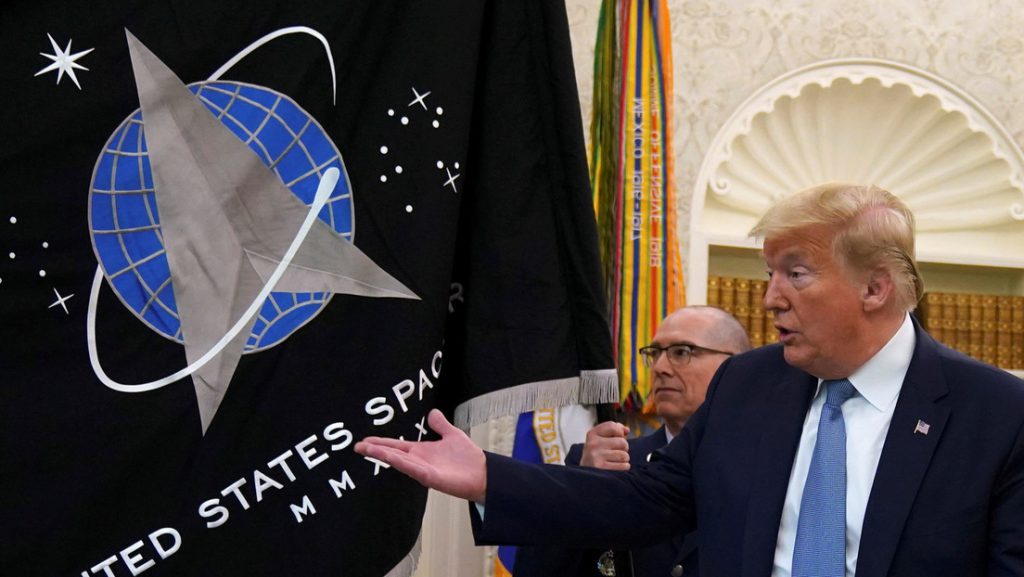 Trump presenta la bandera de la Fuerza Espacial de EE.UU. y revela su nuevo «súper dúper misil»