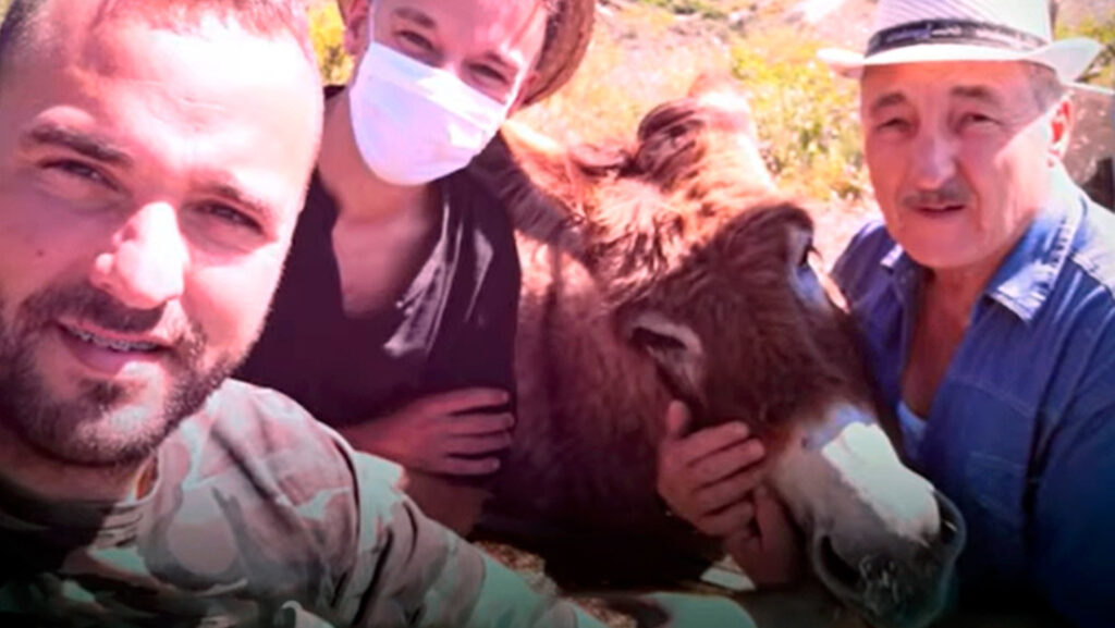 Se reencuentra con su burra tras dos meses de confinamiento y ambos rompen a llorar de la emoción