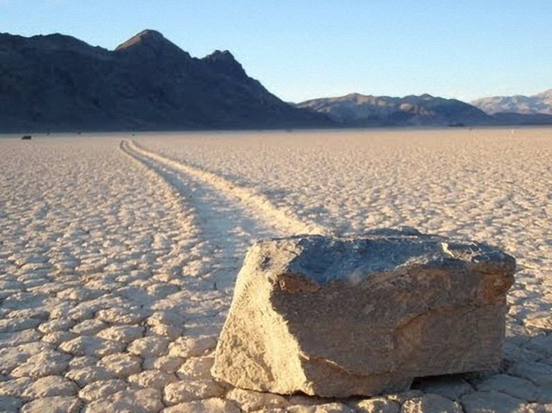 El valle de la muerte y el misterio de las rocas errantes, viajeras o rodantes