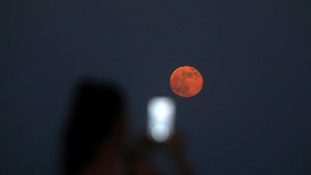 Una «Luna de Fresa» iluminará el cielo esta semana y dará lugar a un eclipse penumbral