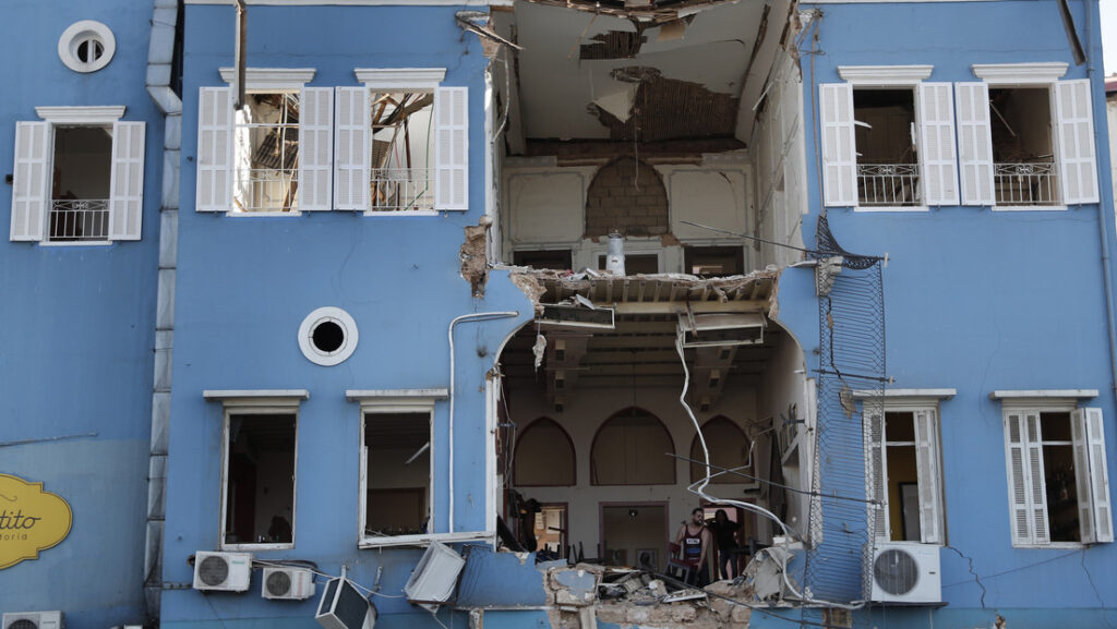 Una mujer toca el piano en su casa destruida por la explosión en Beirut