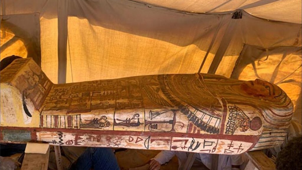 Descubren 27 sarcófagos de hace más de 2.500 años tras el hallazgo de un nuevo pozo funerario en Egipto