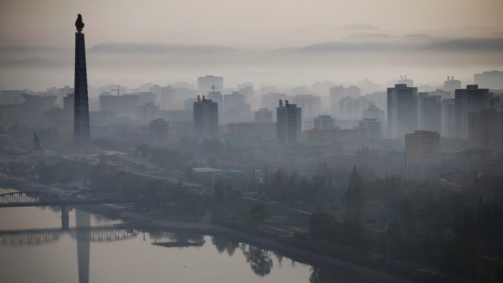 Corea del Norte insta a sus ciudadanos a quedarse en casa por temer que el «polvo amarillo» procedente de China pueda infectarlos con el coronavirus