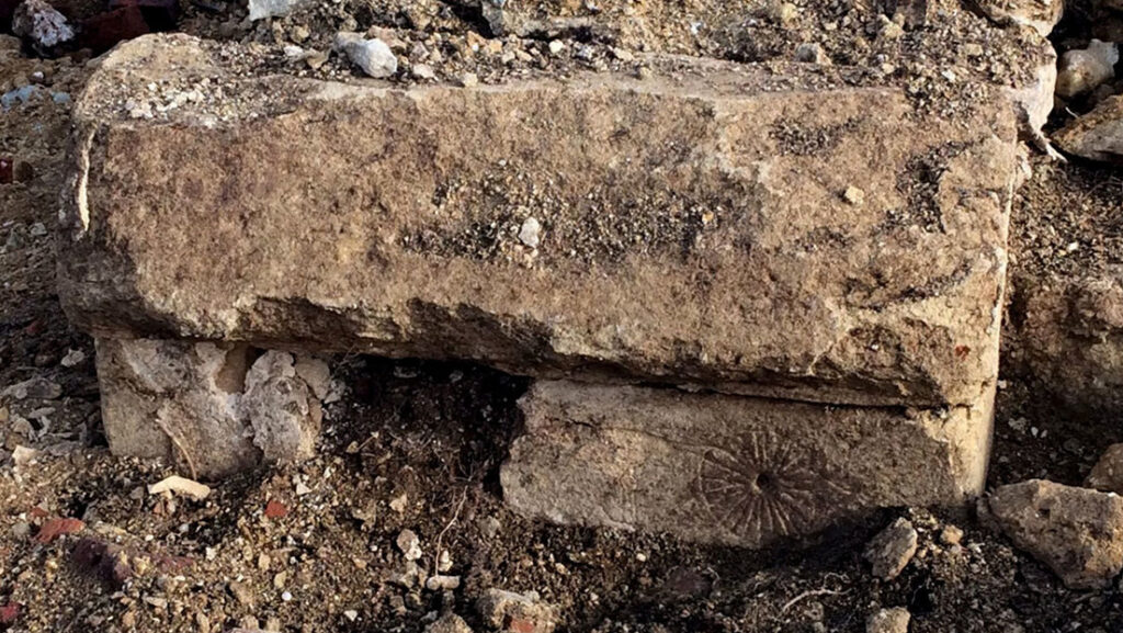 Descubren inusuales «marcas de bruja» en una iglesia de la época medieval en Reino Unido