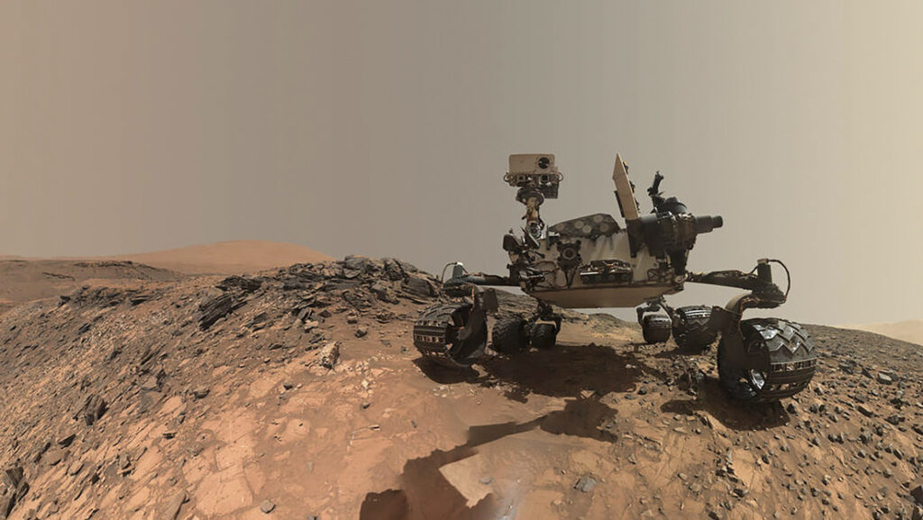 El róver Curiosity encuentra en la superficie de Marte una gran roca oscura y brillante