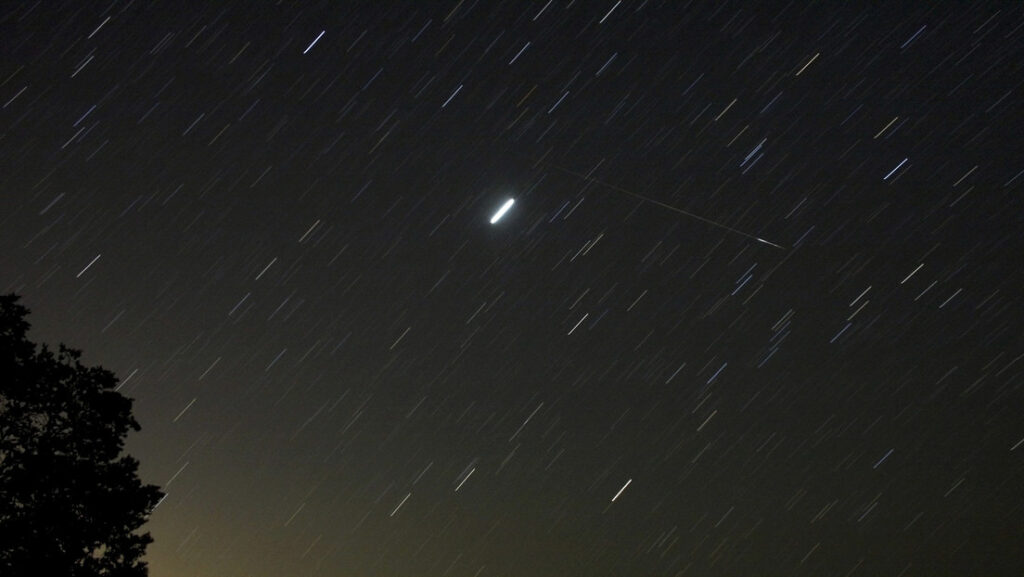 Captan un brillante objeto azul no identificado que ilumina el cielo sobre una isla hawaiana y luego cae al océano