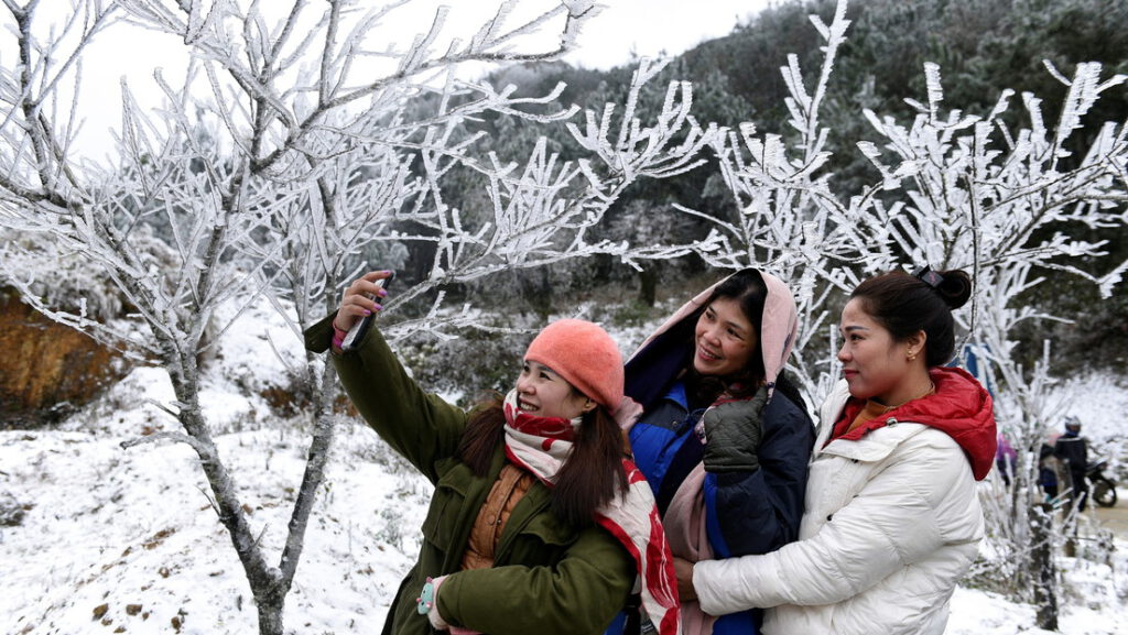 Raras e inusuales nevadas en Vietnam y Laos atraen la atención de propios y turistas