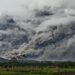 Impresionantes imágenes de un volcán indonesio que arroja nubes ardientes a gran altitud