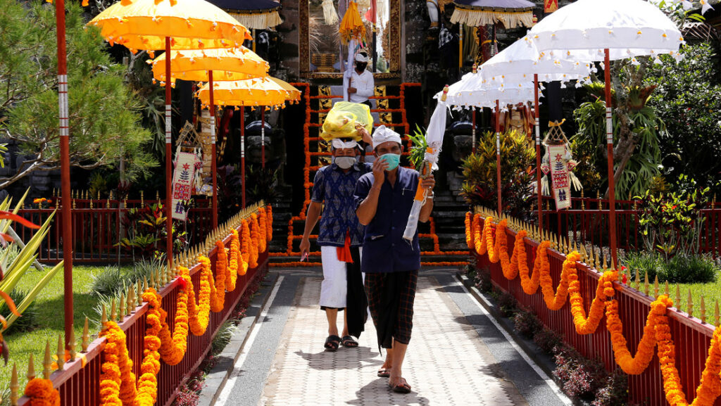 Autoridades de Bali castigan con flexiones a los turistas sin mascarilla