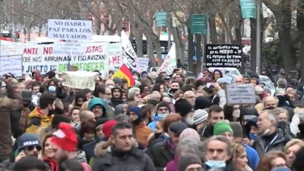 Miles de personas marcharon en Madrid contra las restricciones por Covid-19: “ante normas injustas, lo justo es desobedecer”