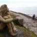 Misterio en Argentina por la aparición de la estatua de una mujer en una playa de Mar del Plata