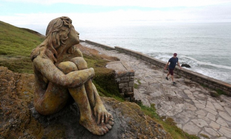 Misterio en Argentina por la aparición de la estatua de una mujer en una playa de Mar del Plata