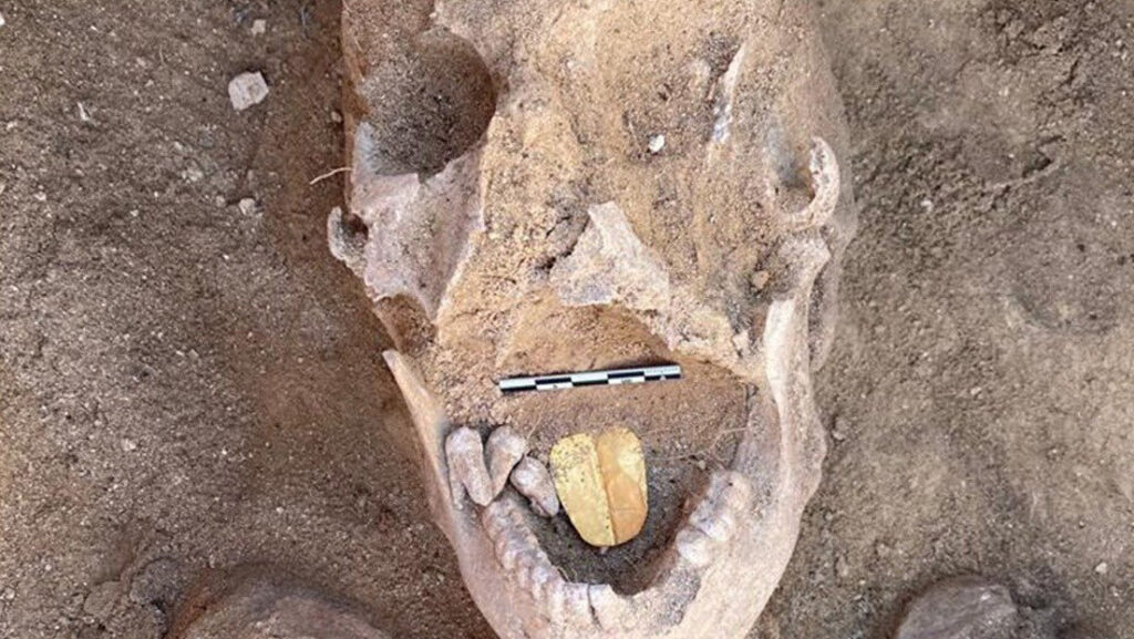 Descubren momias antiguas con lengua dorada en Egipto