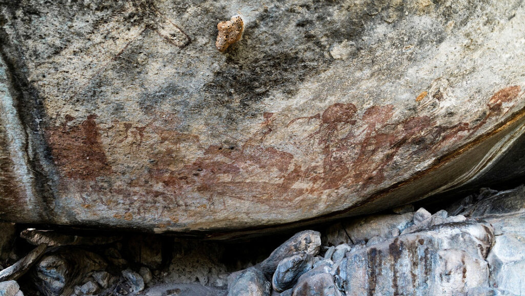 Descubren en Tanzania pinturas rupestres con desconcertantes figuras antropomorfas con grandes cabezas de animal