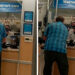 Una farmacia de Walmart rechaza vender medicamentos a un anciano que trataba de pagar con monedas