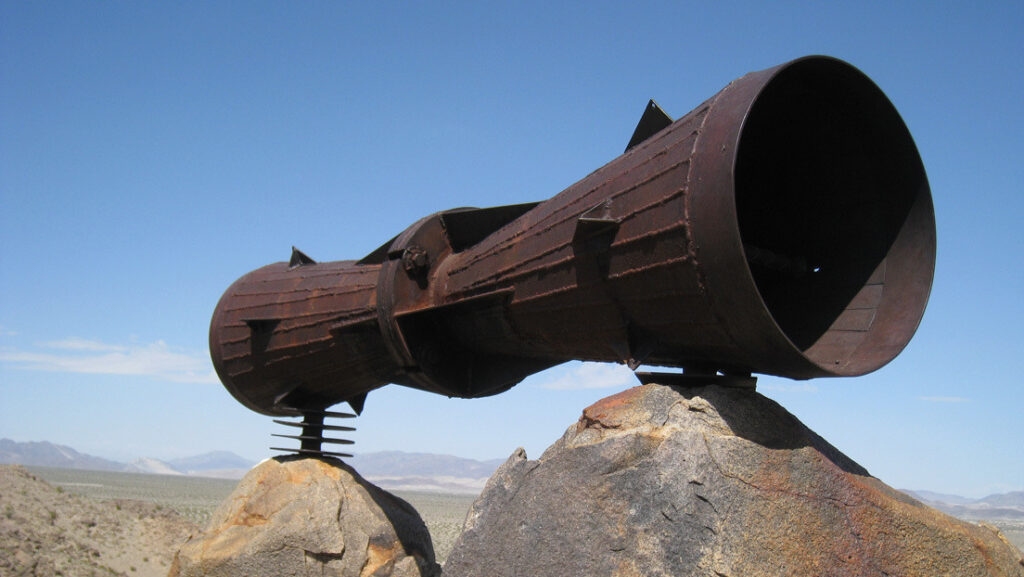 En medio del desierto de Mojave hay un gigantesco ‘megáfono’ metálico y nadie sabe por qué