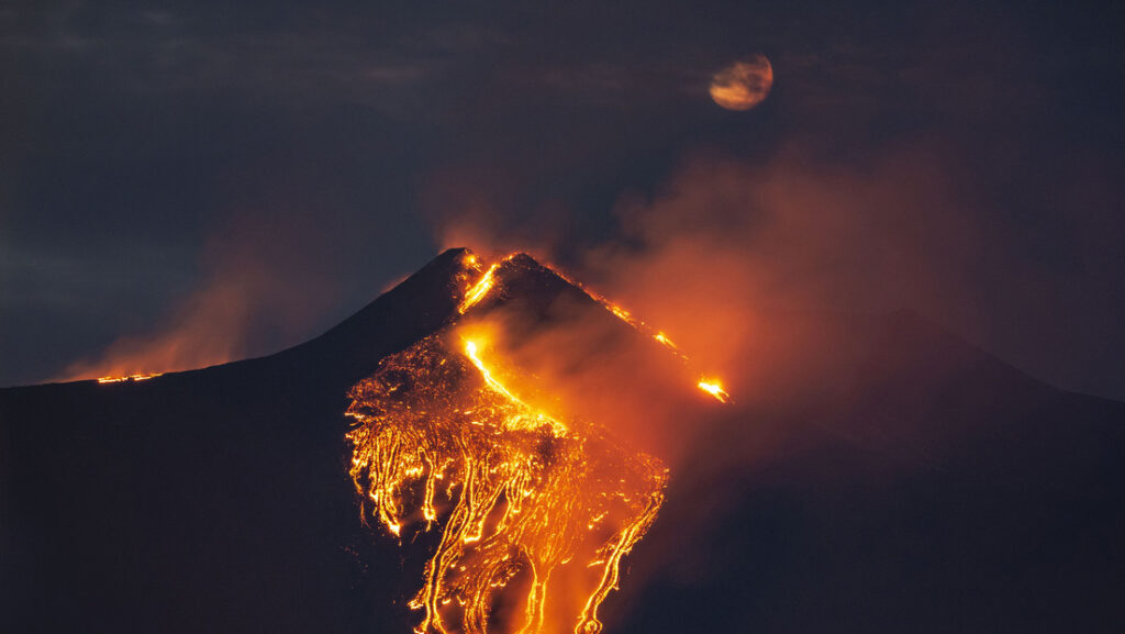 La última erupción del volcán Etna resulta «mucho más poderosa» que las anteriores y sorprende a los propios vulcanólogos