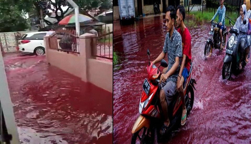 Las calles de una aldea en Indonesia se vuelve de color «rojo sangre» tras inundaciones