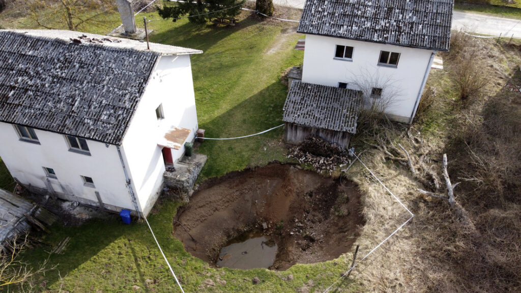 Decenas de enormes cráteres cubren Croacia tras el potente terremoto de diciembre