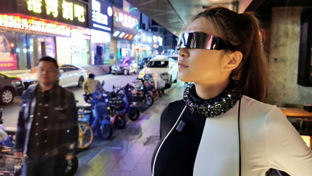 Una youtuber crea un collar al estilo ‘Cyberpunk’ que bloquea los micrófonos e impide que la espíen