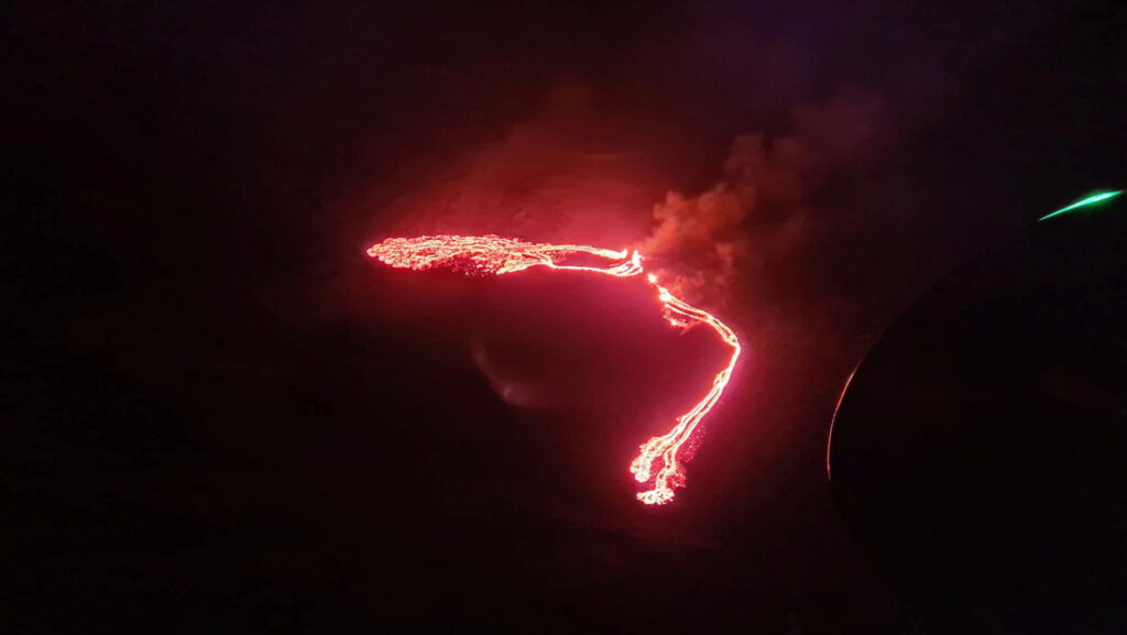 Entra en erupción un volcán cercano a la capital de Islandia tras miles de temblores registrados