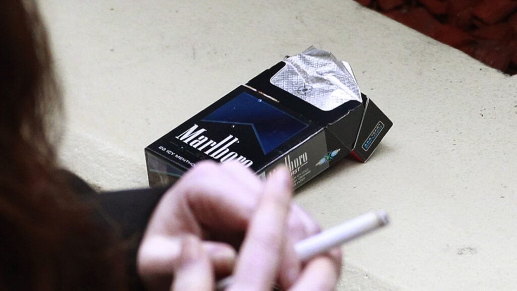 Un primer país estudia prohibir la venta de cigarrillos a las personas nacidas después de 2004 para crear una nación «libre de humo»