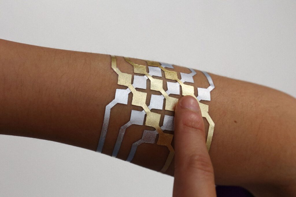 Tattoos con chips, el nuevo objetivo de Bill Gates