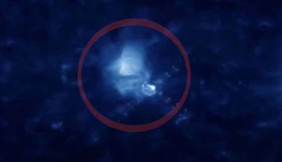 Una sonda espacial capta un OVNI saliendo del interior del Sol