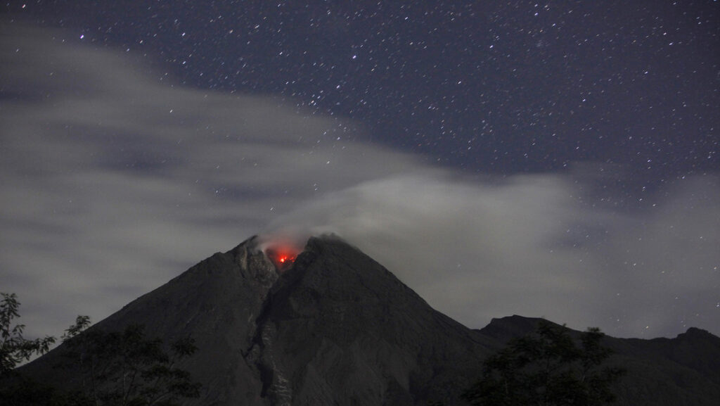 Captan el momento en el que un meteoro cae sobre el volcán más activo de Indonesia