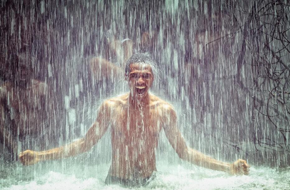 Descubren extraños beneficios mentales al bañarse en agua fria