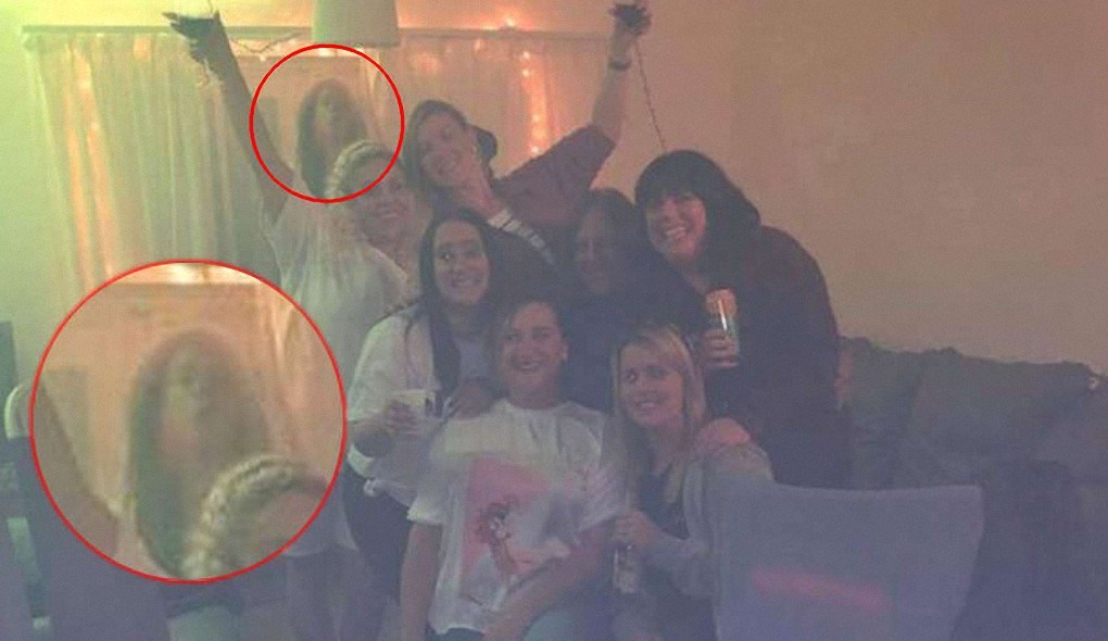 Una madre aterrorizada después de ver una horrible figura fantasmal en una foto con sus amigas