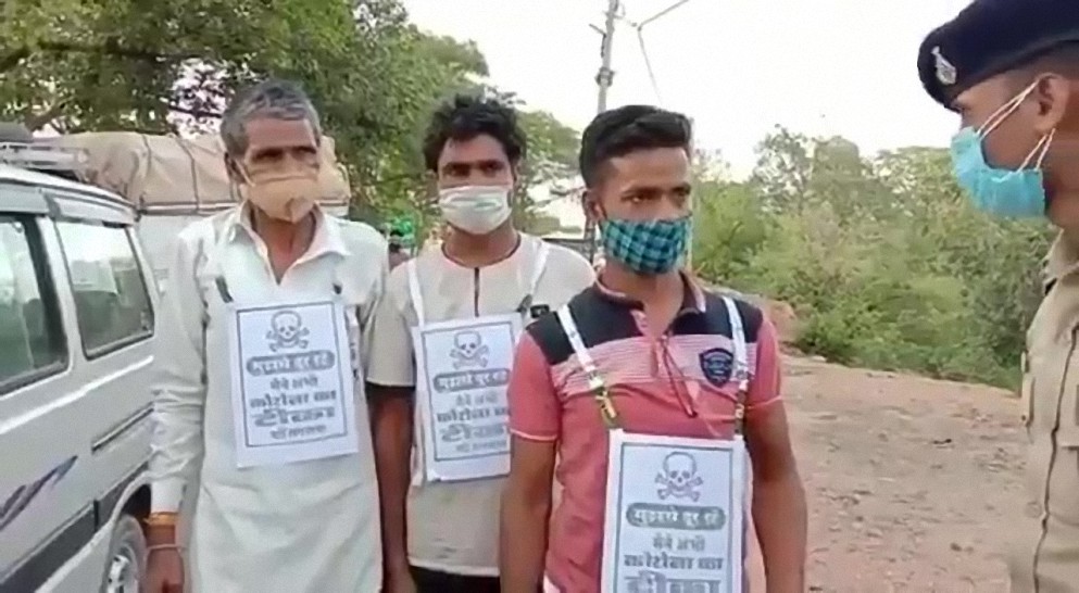 «No se acerquen a mí» Obligan a aldeanos de India no vacunados a colgarse carteles con calaveras