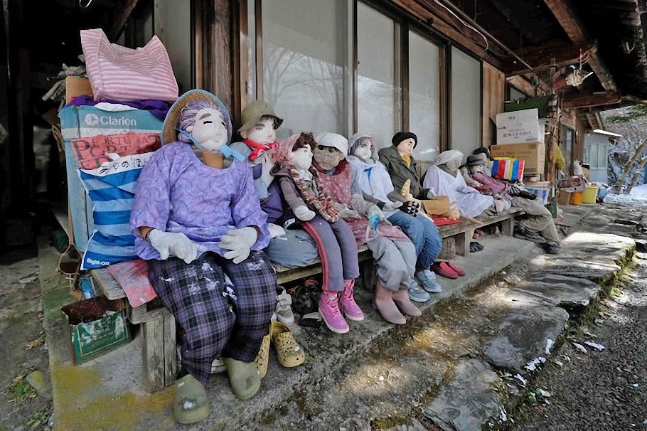 La inquietante villa en Japón habitada por muñecos