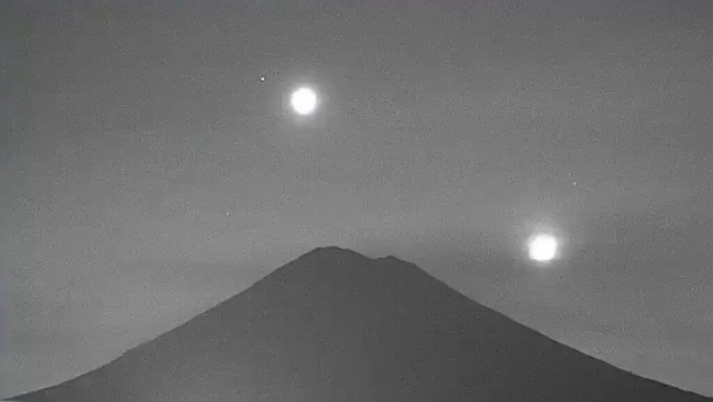 Captan en video cómo la Luna, Venus y Marte ‘caen’ sobre el volcán Popocatépetl y luego este explota