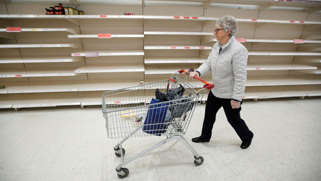 Una ‘pandemia de aislamientos’ se apodera de Gran Bretaña y en los supermercados empiezan a escasear los productos