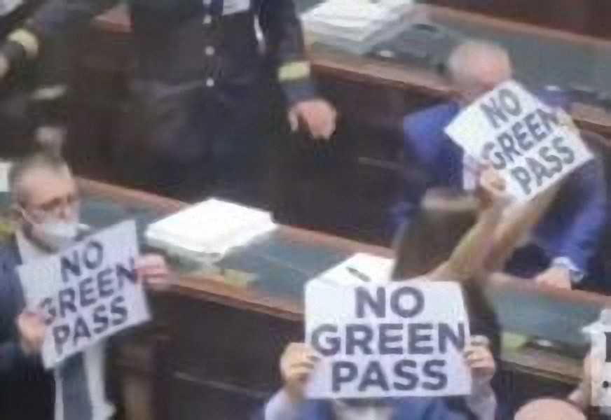 Diputados italianos protestan contra el Pasaporte COVID “No Green Pass”