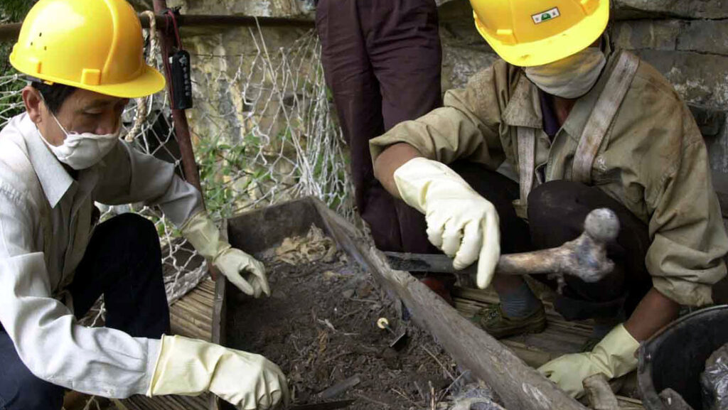 Arqueólogos descubren en China una fosa de más de 1.500 años de antigüedad con una pareja de amantes abrazados