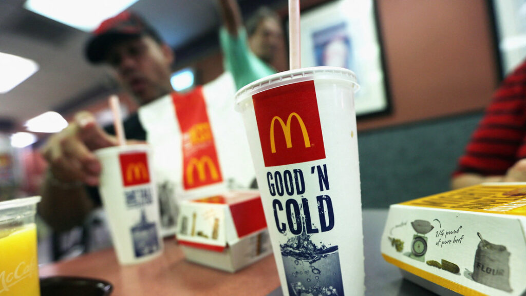 McDonald’s se queda sin batidos y refrescos embotellados en todos sus locales del Reino Unido debido al Brexit y el covid-19