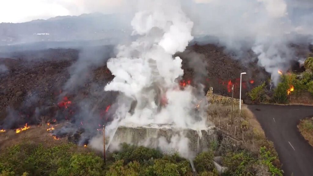 Una montaña de lava destruye una zona residencial de La Palma, se vierte en una piscina y hace ‘hervir’ el agua