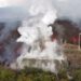 Una montaña de lava destruye una zona residencial de La Palma, se vierte en una piscina y hace ‘hervir’ el agua