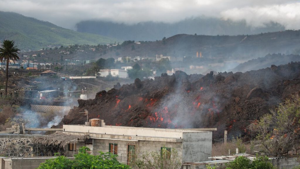 El volcán de la isla canaria de La Palma engulle el último pueblo en su camino hacia el mar