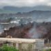 El volcán de la isla canaria de La Palma engulle el último pueblo en su camino hacia el mar