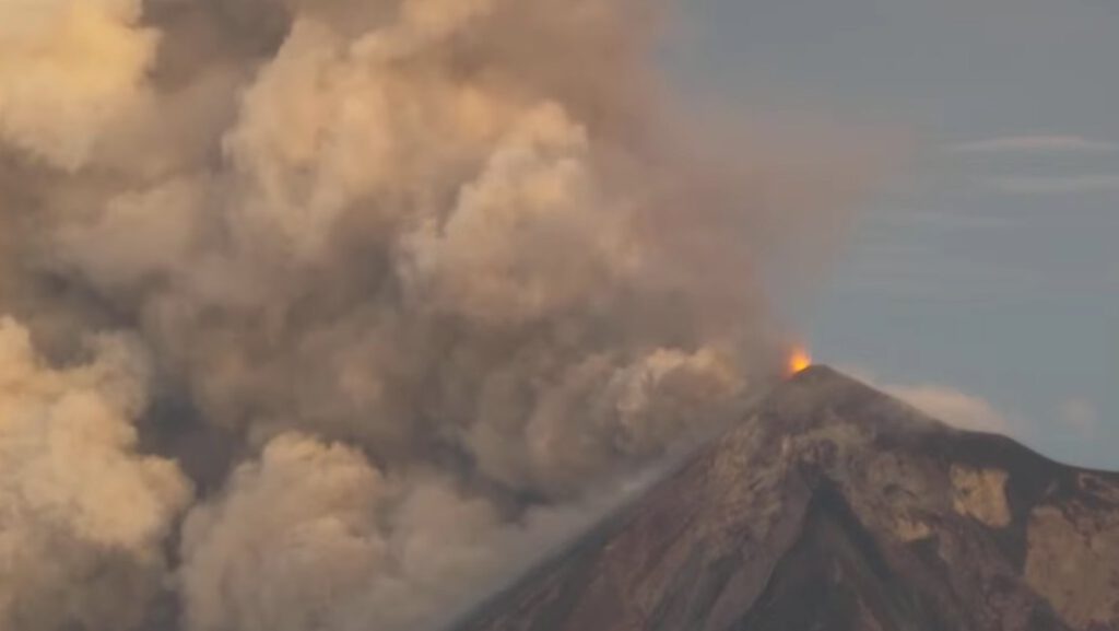 El volcán de Fuego en Guatemala entra en erupción