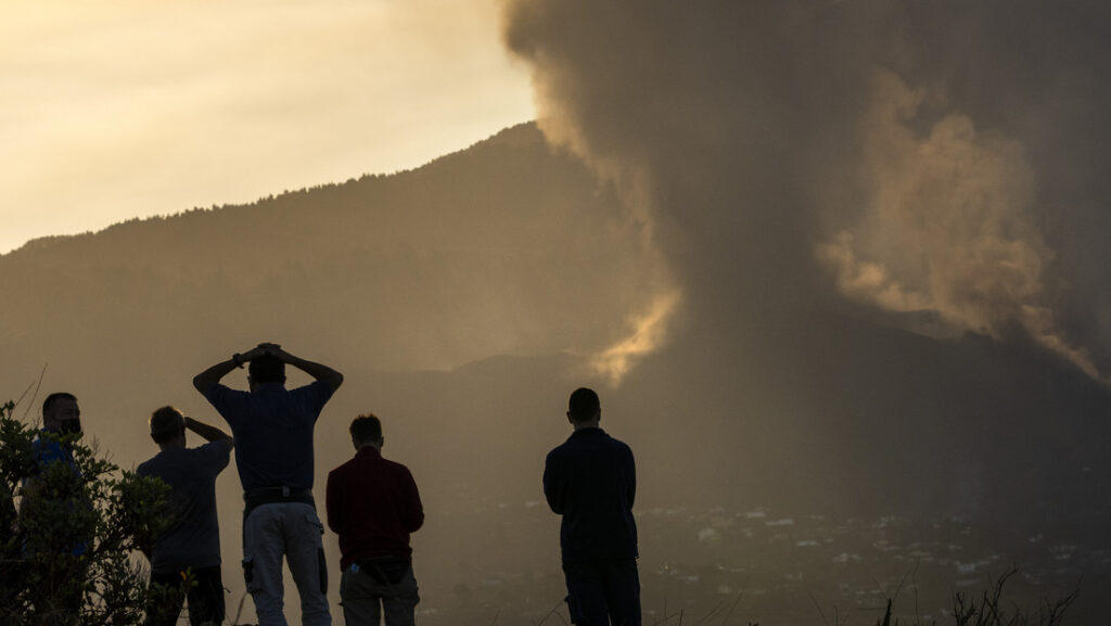 Momento en el que la lava del volcán de La Palma ‘se traga’ el campanario de la iglesia de Todoque