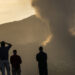 Momento en el que la lava del volcán de La Palma ‘se traga’ el campanario de la iglesia de Todoque