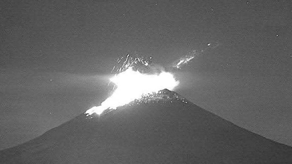 En las últimas 24 horas el volcán Popocatépetl registra 221 exhalaciones, 100 minutos de tremor y 2 sismos volcanotectónicos