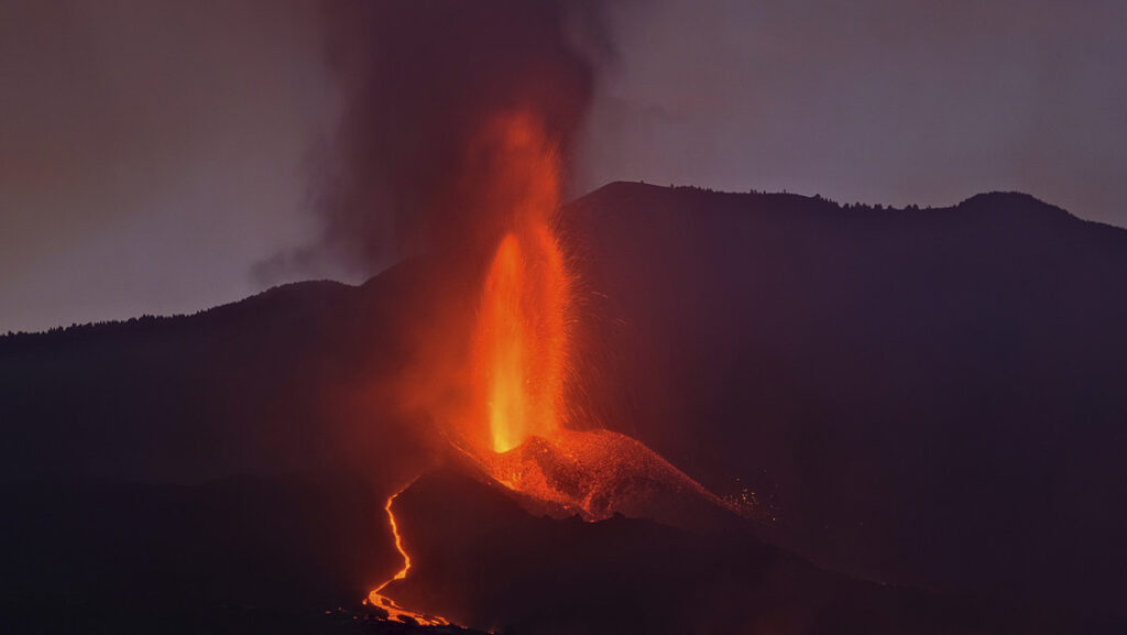 El volcán de La Palma retoma su actividad tras una breve paralización y crece la incertidumbre sobre su evolución